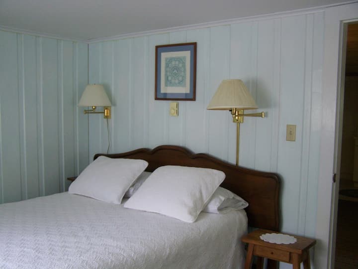 Spavaća soba s bračnim krevetom