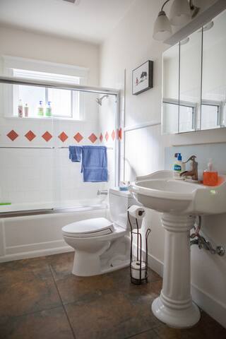 No Cleaning Fee! Quiet, urban Capitol Hill house gallery image 3