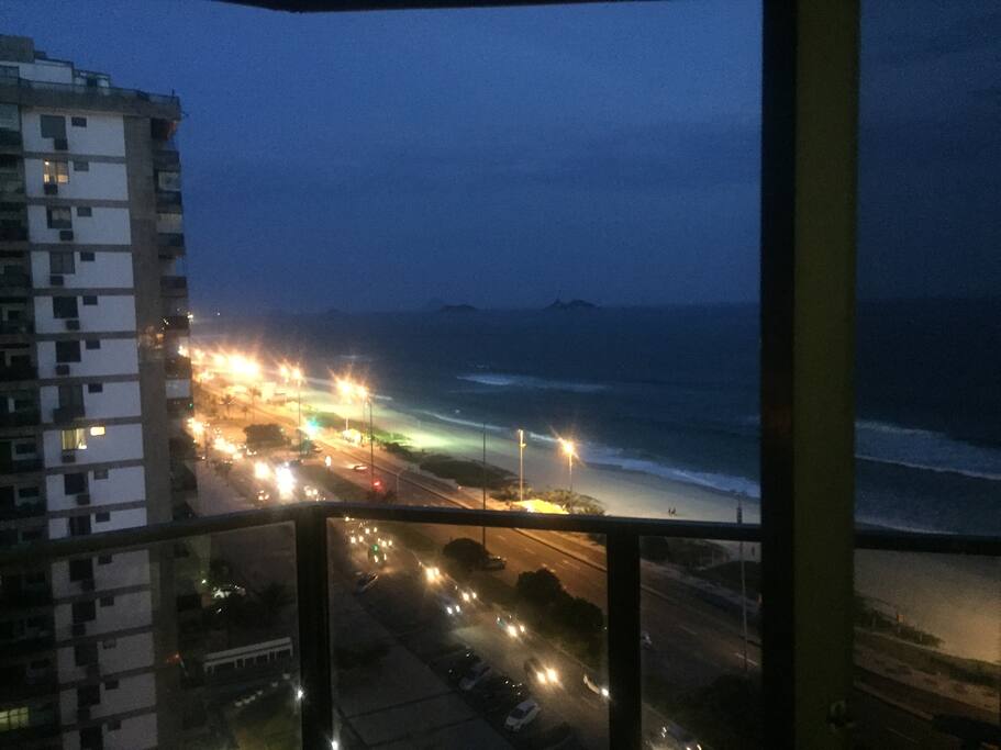 A combinação perfeita entre trabalho e lazer faz do Varandas da Barra o lugar mais charmoso do Rio, na área mais nobre do bairro.
Suas varandas com vista para o mar e para a Lagoa de Marapendi são uma atração a mais.