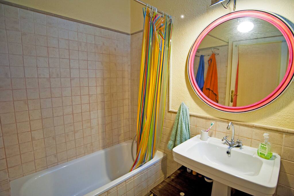 Bañera del baño de la habitación