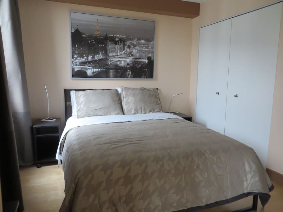 Second bedroom with queen size bed