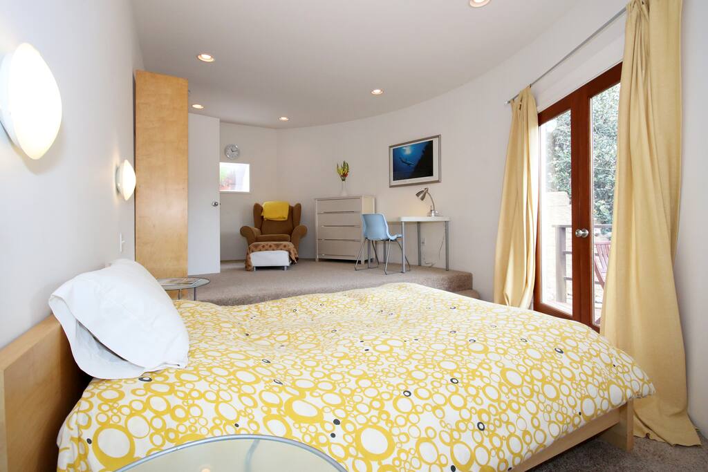 Bedroom with queen size bed