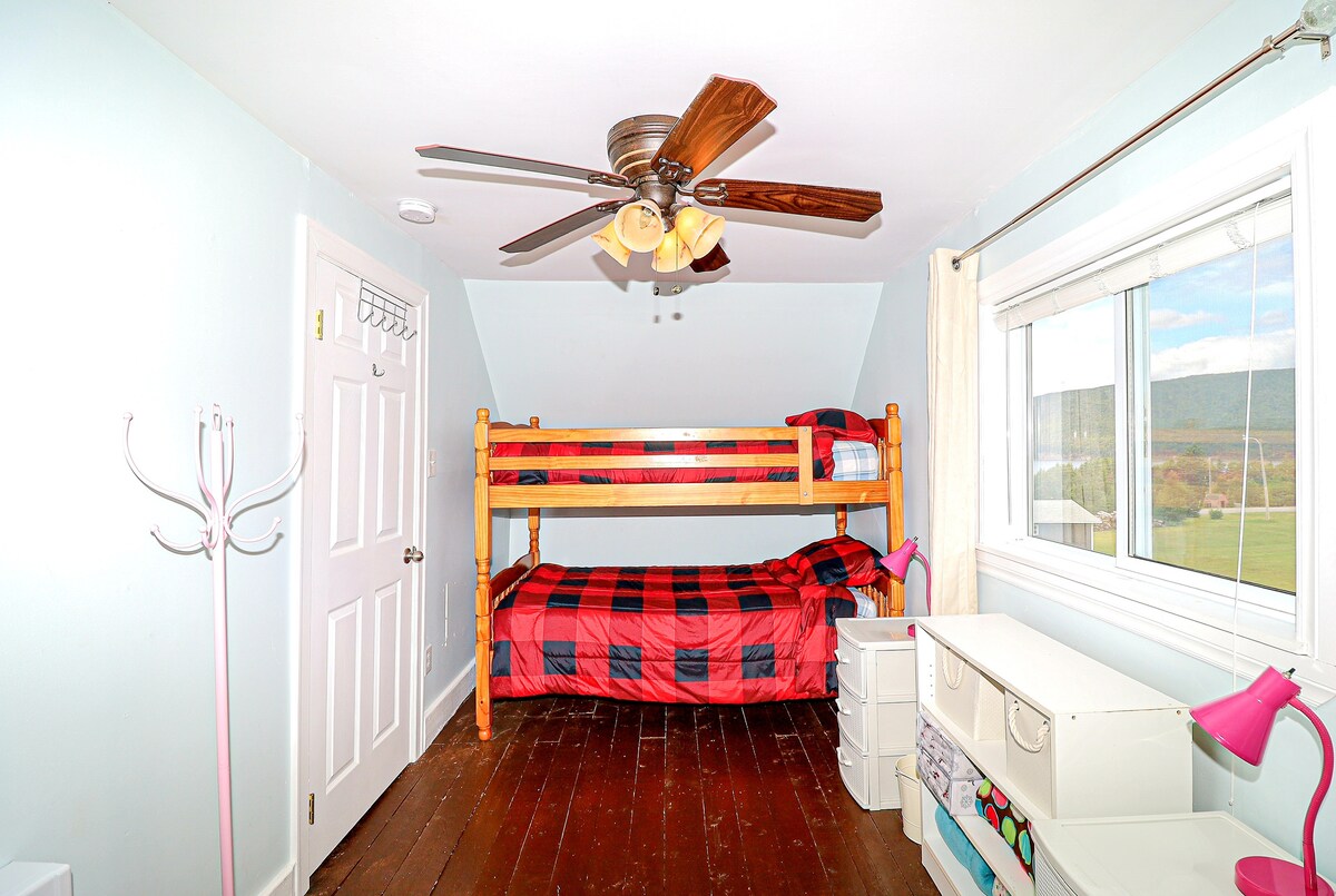 Chumba cha tatu cha kulala (Vitanda vya Ghorofa na Vitanda Mbili)