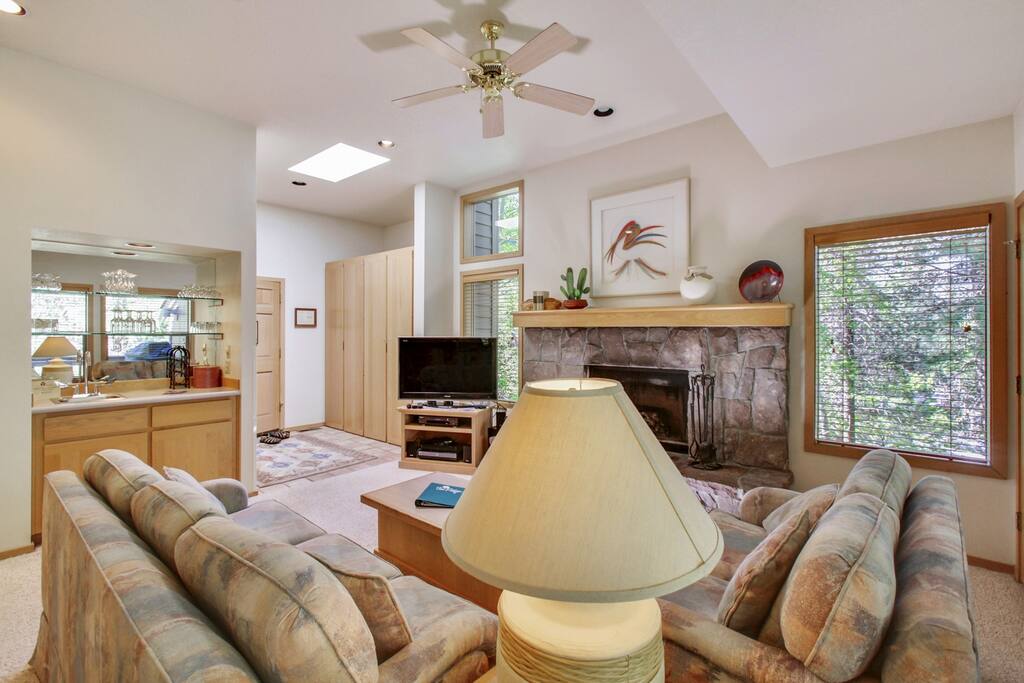 Couch,Furniture,Bedroom,Indoors,Room