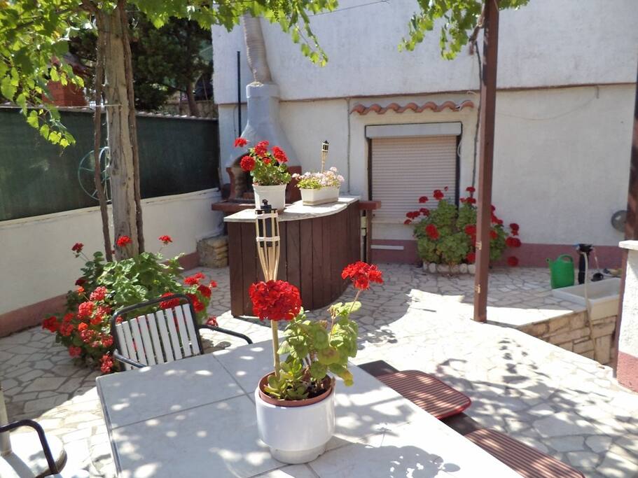 Gemeinsame Terrasse mit Grill