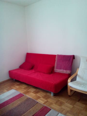 nice quiet room x nice quiet people