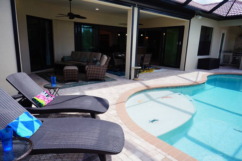 2 lounges and covered lanai