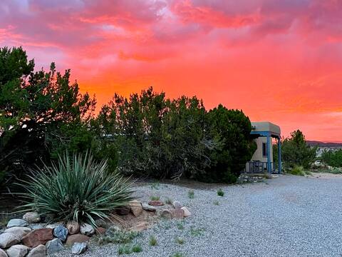 Abiquiu Artist Casita Overlooking Plaza Blanca