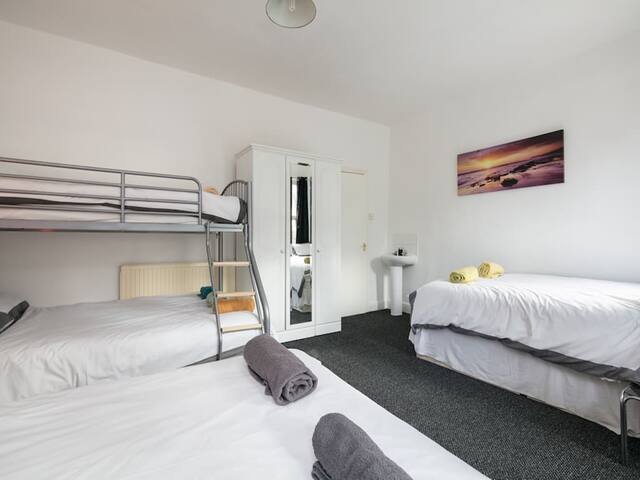 Large Townhouse Located On Arterial Route gallery image 4