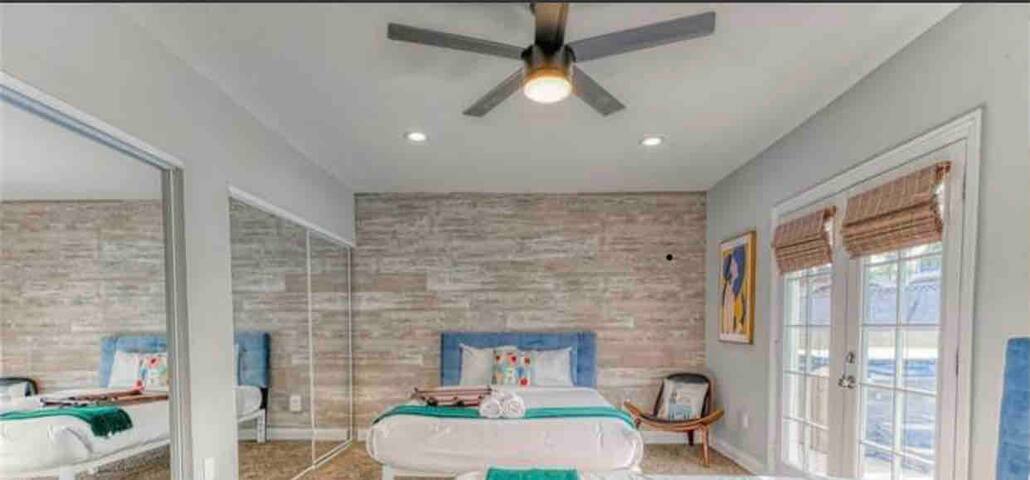 5br 3ba LV vacation home with pool- 3mi fr strip gallery image 4