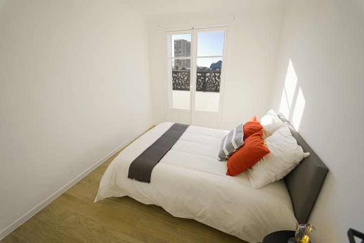 客房配备两个电源插座、一个为手机或平板电脑充电的USB插座和一个衣柜。 
锁门。