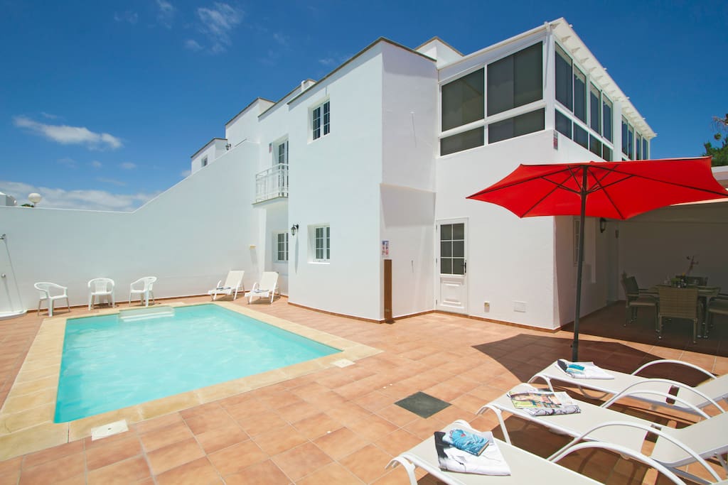 Piscina privada con profundidad de 1,20 metros a 1,60 metros.