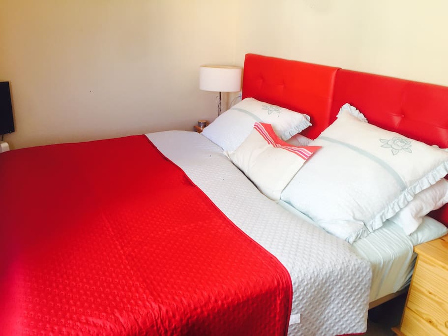 Gemütliches Schlafzimmer Doppelbett mit getrennten Komfort Matratzen(Soft) mit TV und Heizung für die Winterzeit.