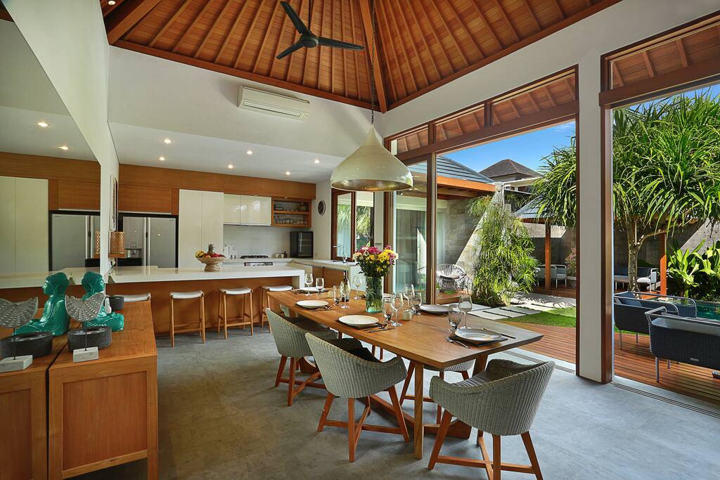 Dining area, table for 8 or up to 10