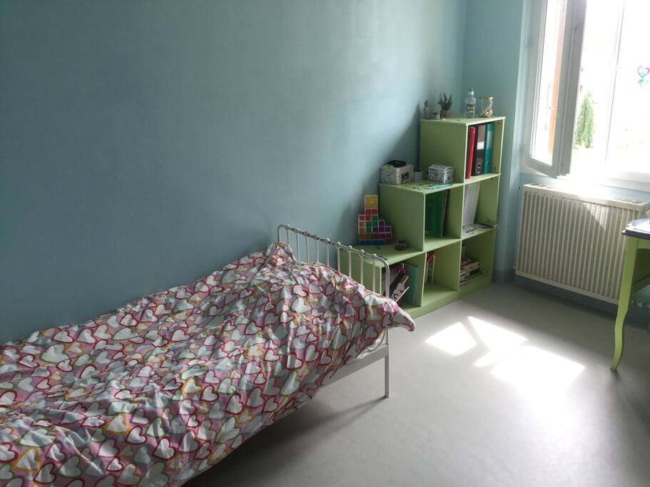 Chambre lit simple à l'étage