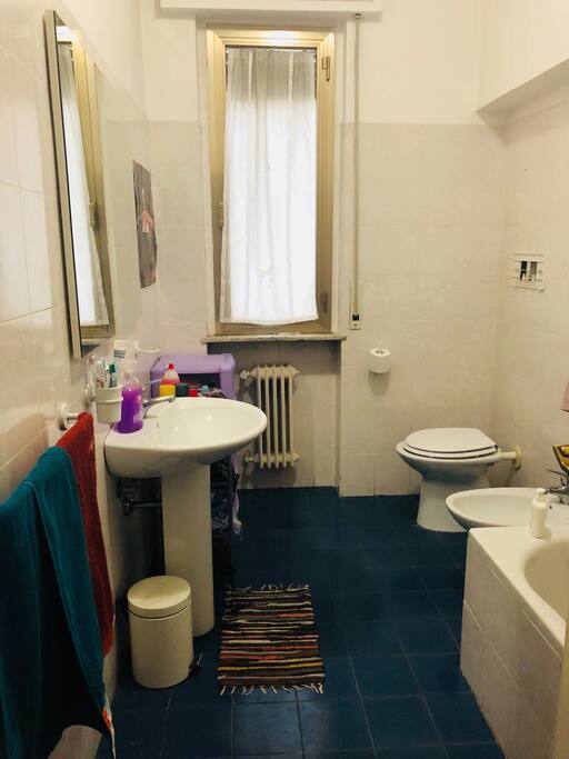a disposizione bagno con vasca, asciugamani schampoo, asciugacapelli