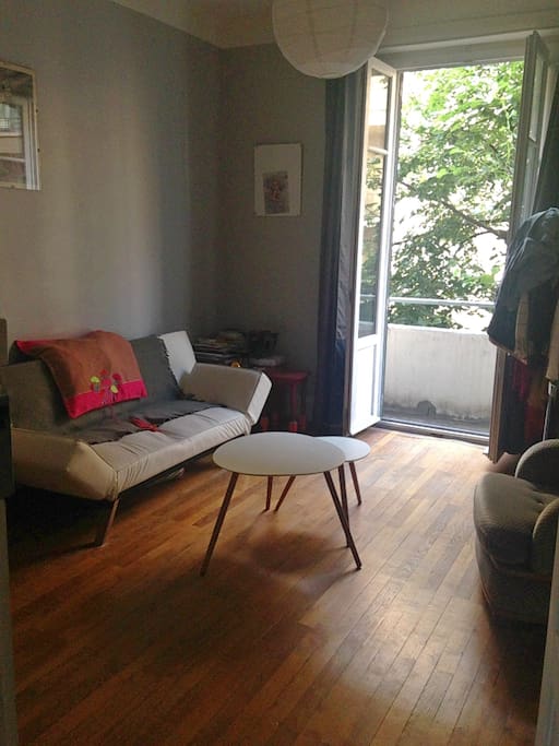 Le salon donnant sur un petit balcon arboré