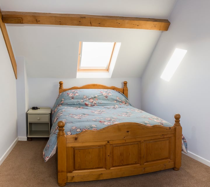 Dormitorio doble Owl Cottage, con una cama doble.