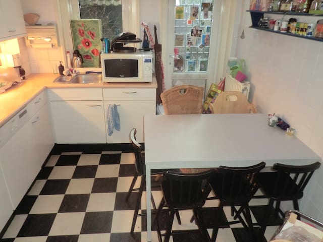 5-bedrooms house; central location; free parking gallery image 5