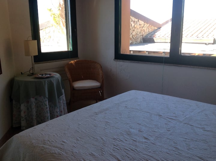 Schlafzimmer mit Doppelbett