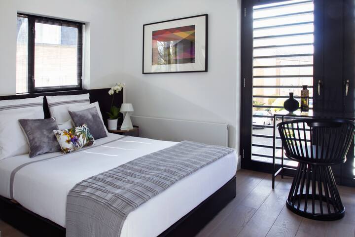 MAGICAL URBAN RETREAT sleep up to 5 gallery image 4