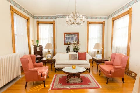 Historic Mansion, 14 Guests, Downtown Indy