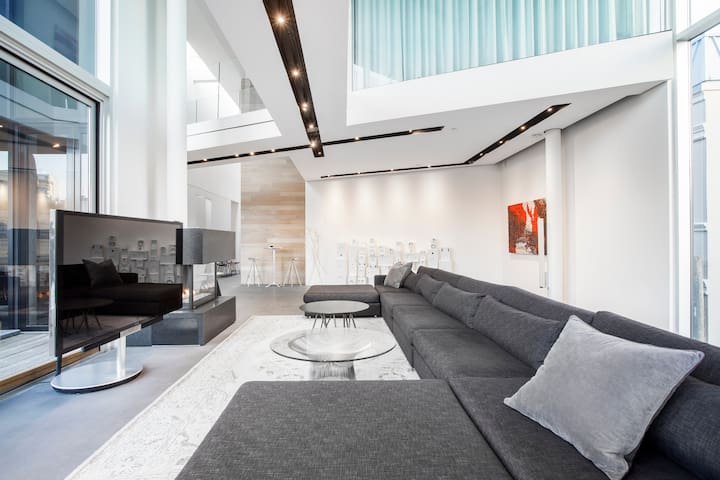 Opulent Toronto Mansion with Pool gallery image 4