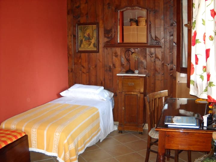 A b&b in the centre near the sea