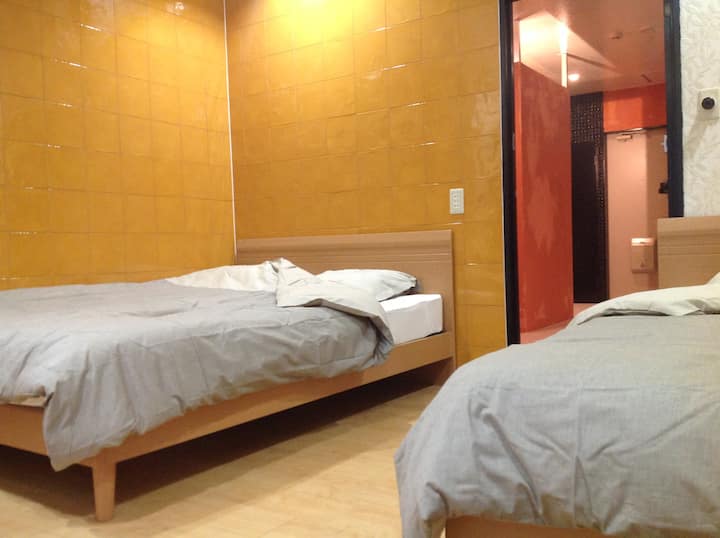 Спалната соба е декорирана на модерен начин, имајќи ја предвид вашата удобност!