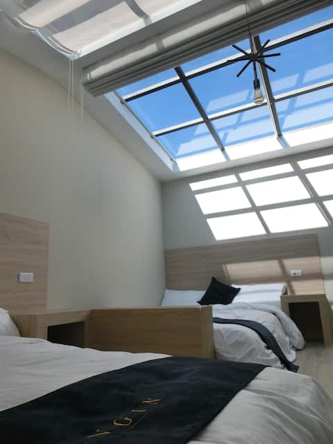 Zengin Cafe - Starry Sky Bathtub Quadruple Room (2 Double Beds)