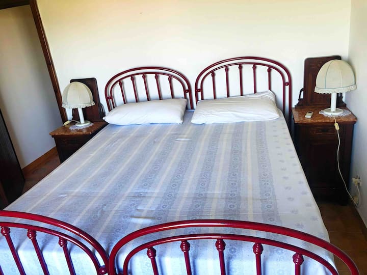 Кревет во првата двокреветна соба