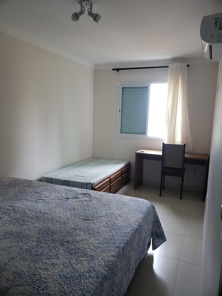 Стая със суит: 1 двойно легло,  1 единично легло, гардероб . Климатик. 