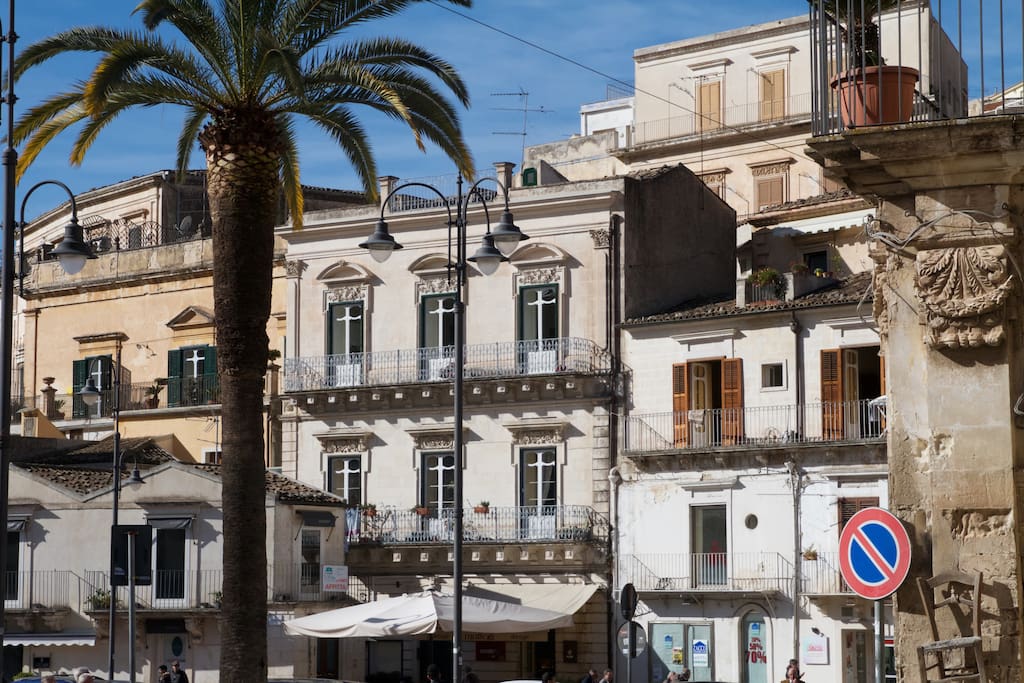 Palazzo Trebalate visto da Piazza Matteotti