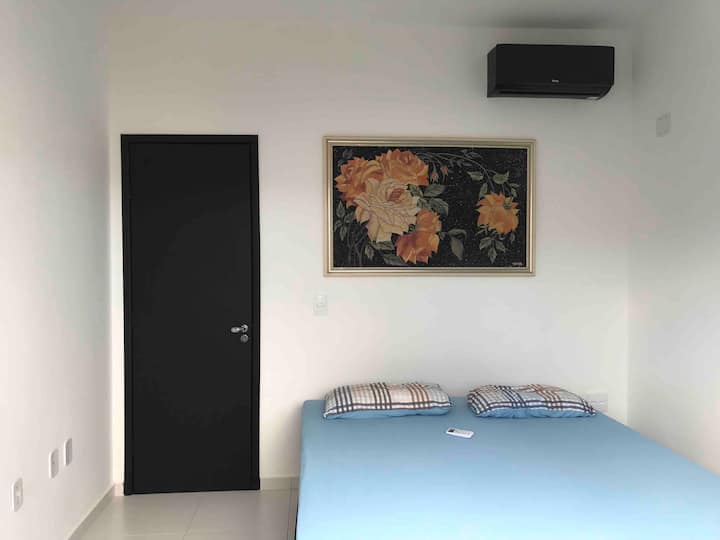 غرفة نوم مزدوجة سرير ملكي وتكييف هواء، يطلان على الحديقة .