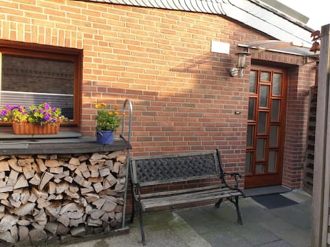 Leistungsstarkes Airbnb: Quiet apartment with private bathroom and entrance in Neuss