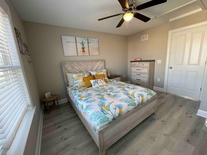 บรรยากาศบนเกาะทั้งหมด! ห้องจูเนียร์สวีทมีเตียงควีนไซส์ตู้เสื้อผ้าแบบวอล์กอินและห้องน้ำเต็มรูปแบบที่อยู่ติดกัน ห้องนอนอยู่บนชั้นเดียวกับดาดฟ้าจึงเป็นโอเอซิสเล็กๆ คุณจะตื่นขึ้นมาเห็นวิวที่งดงามจากมหาสมุทรไปยังอ่าว 