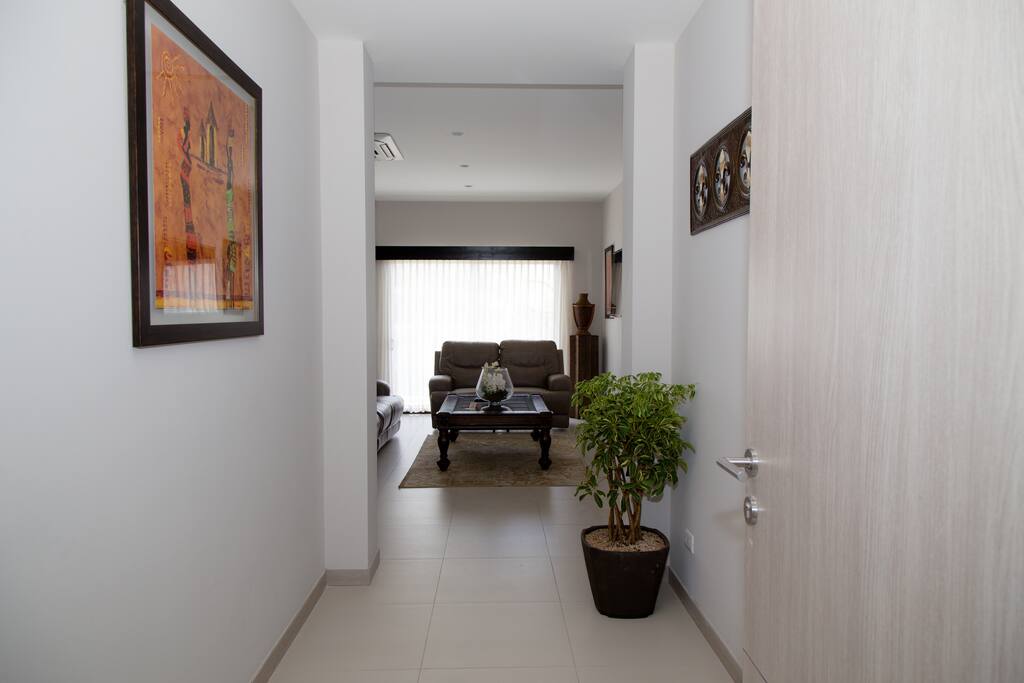 Welcome to Manny's Place./ Bienvenido a Manny's Place