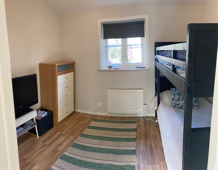 ห้องนอน 2 พร้อมเตียงสองชั้น หน่วยงานสำหรับจัดเก็บนอกจากนี้ยังมีเกมหนังสือและของเล่นให้ยืมระหว่างคุณเข้าพัก 