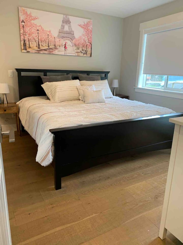 Chumba cha kulala cha msingi. Kitanda aina ya King. 