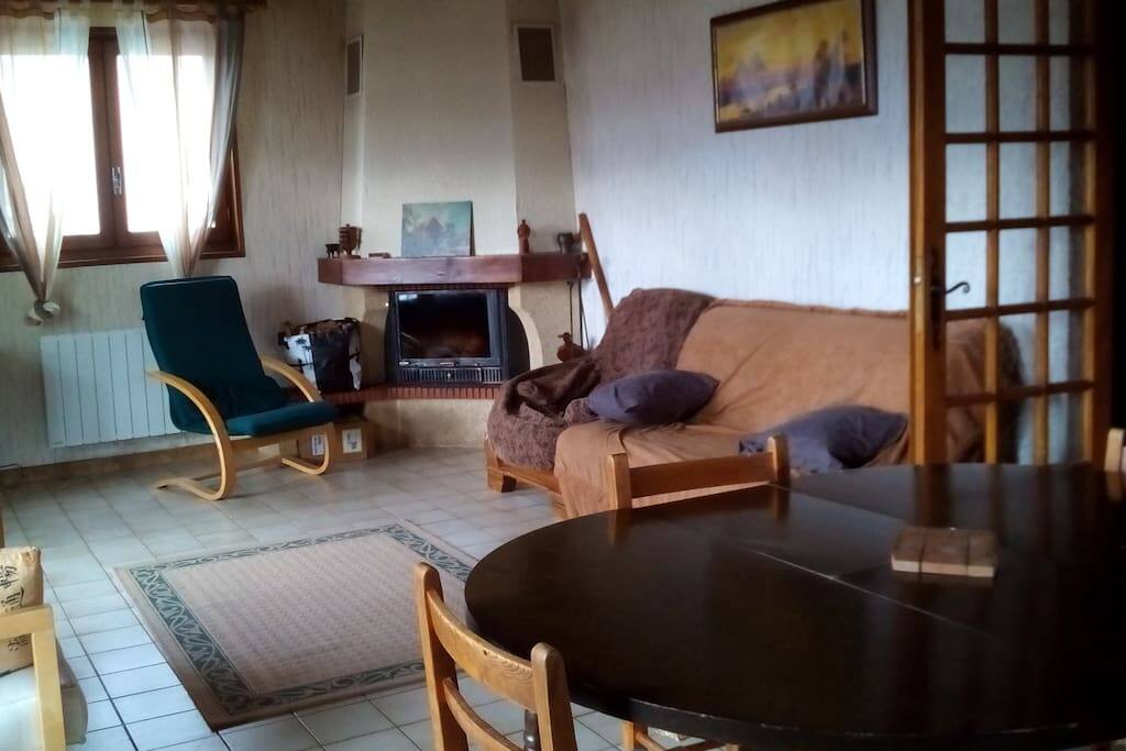 Voici le salon avec sa cheminée/insert qui chauffe très bien toute la maison.