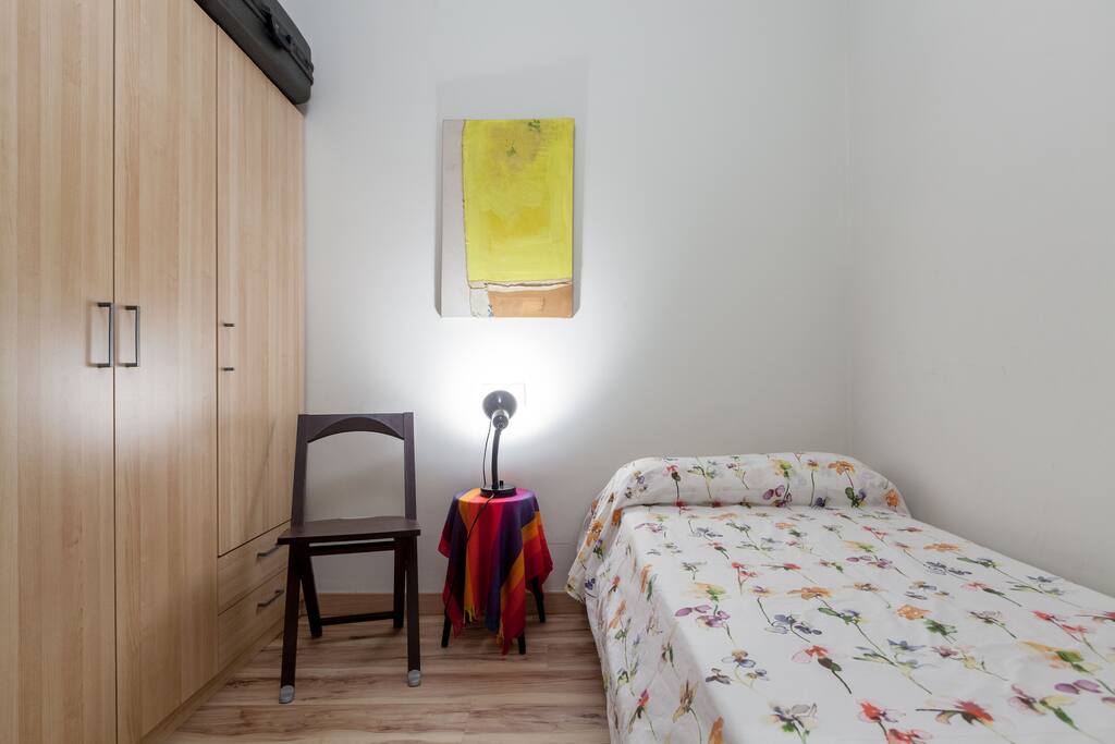 DORMITORIO INDIVIDUAL. SE PUEDEN PONER LAS DOS CAMAS JUNTAS AQUÍ TAMBIÉN