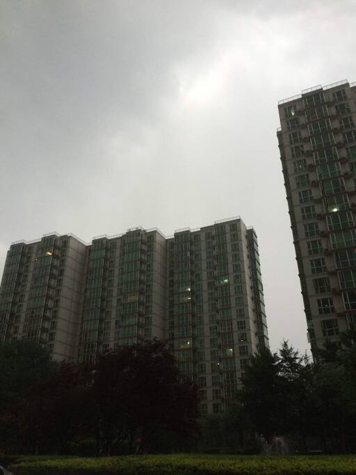 阴天在不开灯的房间