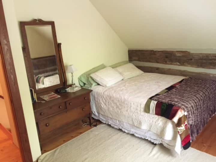 Bedroom 2, queen bed
