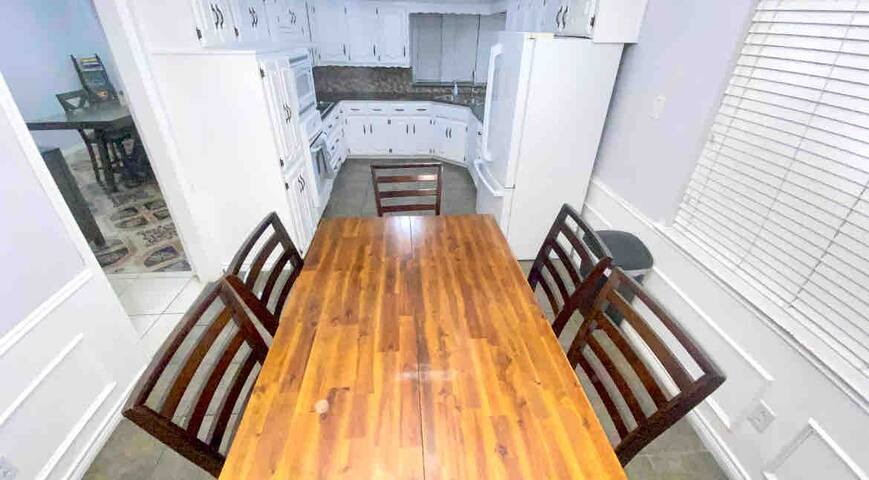 Family Vacation Home with Private Pool gallery image 4