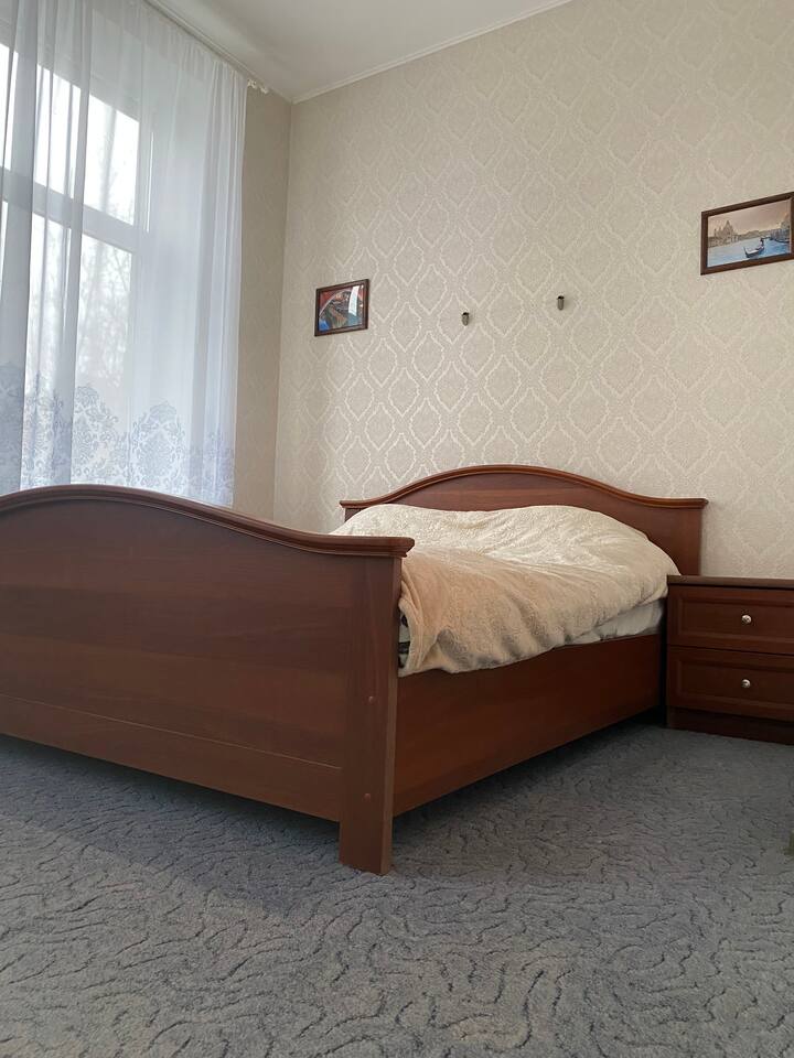 Двуспальная кровать в первой комнате 