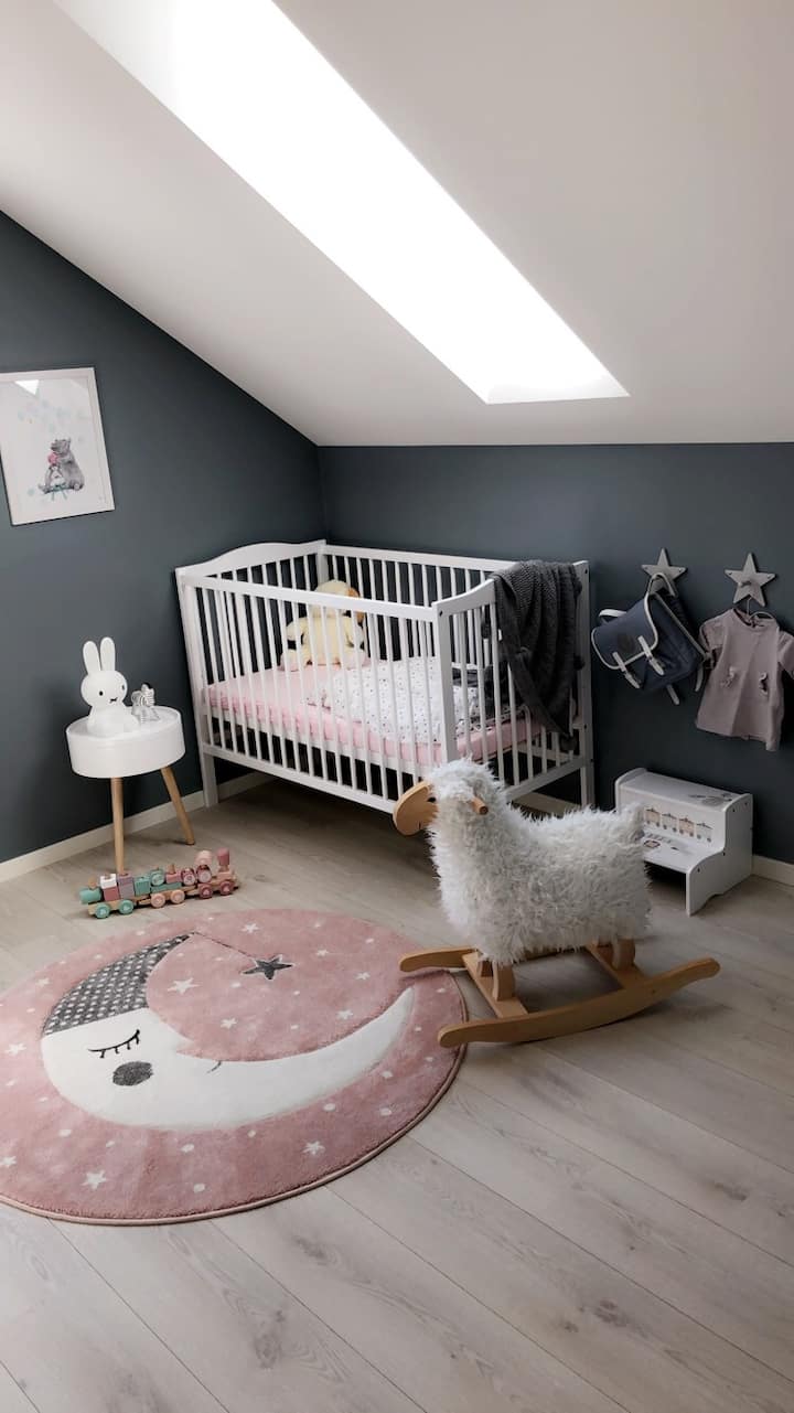 Детска соба, можно е да се стави душек на подот