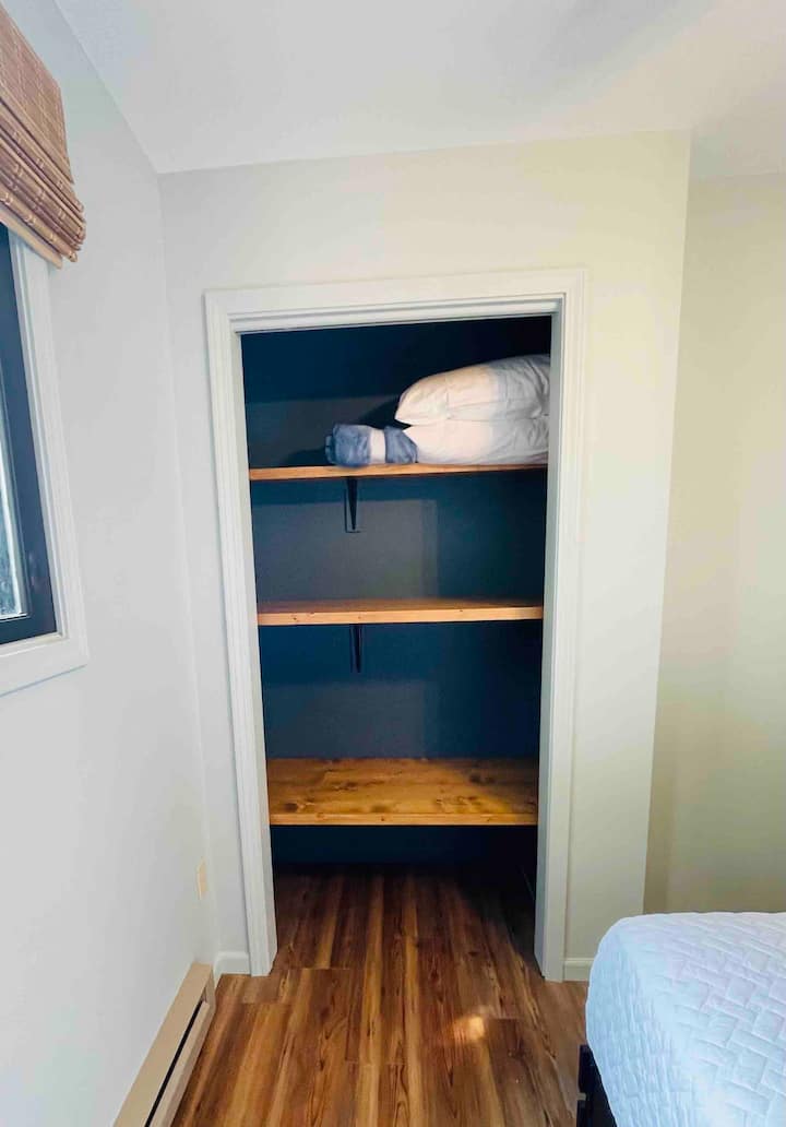 Los estantes grandes en los armarios ofrecen un fácil almacenamiento de equipaje.  También hay disponible espacio para colgar en el dormitorio 1.