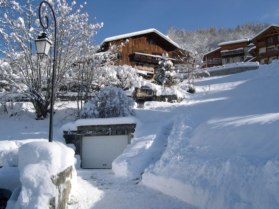 La maison vue d'en bas (il existe une route en haut :-))