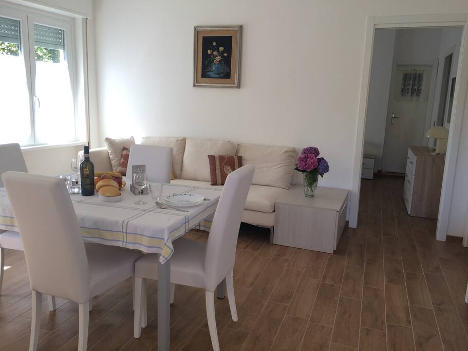 Cucina attrezzata, zona pranzo e divano letto