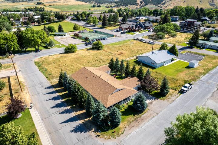 10 bedrooms, Game Room, Get Together Inn Lava